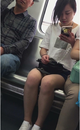 玩手机的小姐姐
