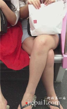 人字拖美腿玉足姐妹花，一个共同的热点就是美。