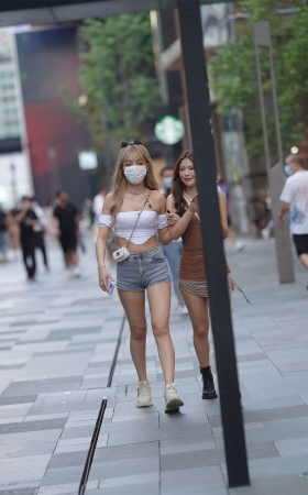 蓝色热裤美腿翘臀