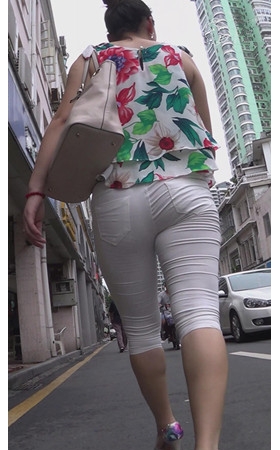 白色紧身七分裤美妇