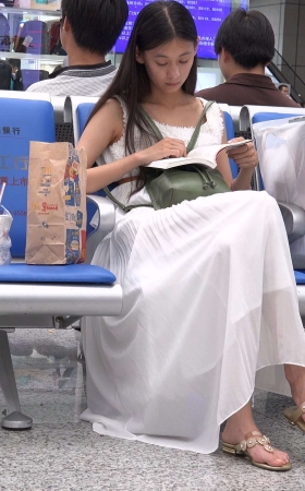 候车时也认真学习的美女