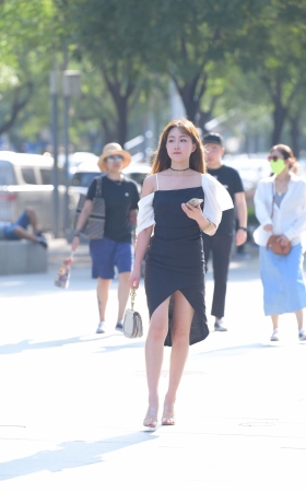 漂亮的黑色长裙美女