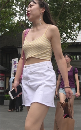 漂亮的吊带白裙妹子