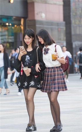 小透明DK街拍一起逛街的美少女黑丝+网袜3A217[827M]