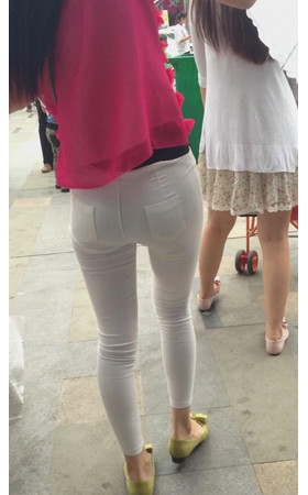 白裤紧身美女