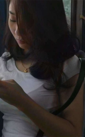 等公车的紧身牛仔翘臀美女