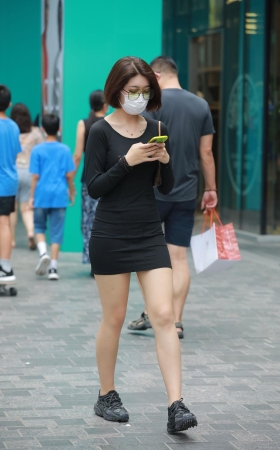黑色性感包臀裙美眉