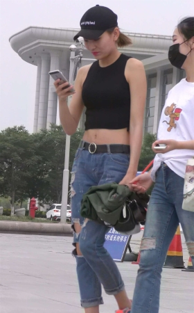 破洞牛仔露脐鸭舌帽小姐姐玩自拍