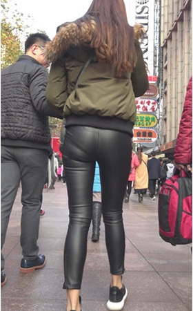 漂亮的超紧皮裤美女《一》