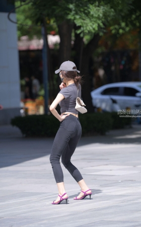 高挑身材跳舞女孩