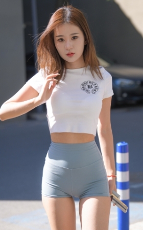 蓝色瑜伽短裤小妹