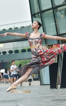 姿势优美的芭蕾舞美女老师 [30P]