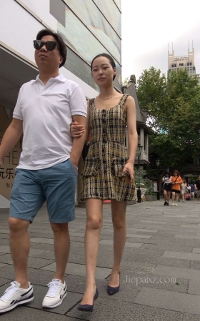 4K - 街拍黑色尖嘴高跟美女 [1.84 GB/MP4]