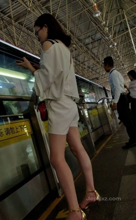 4K - 街拍白皙大长腿姑娘搭地铁 [3.12 GB/MP4]