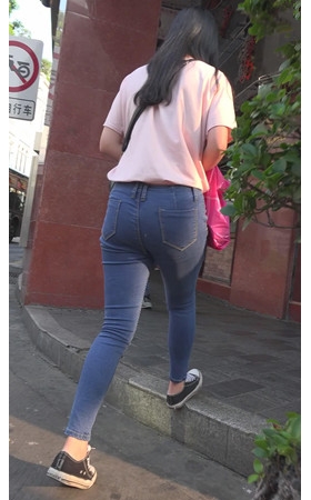 蓝牛紧身美女