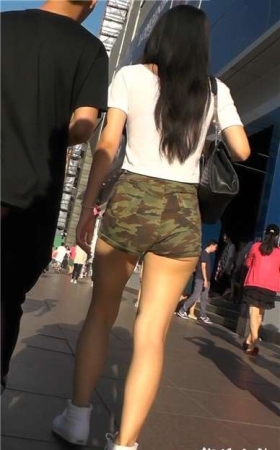 高腰迷彩热裤苹果臀性感美眉 [1.00 GB]