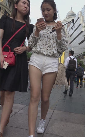 白色热裤美女