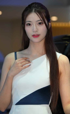 白裙洛洛美足 [97P-1.71GB]