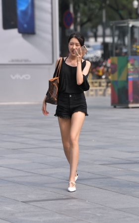黑色热裤小姐姐