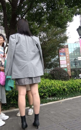 4K - 性感长腿街拍时尚御姐型美女 [1.27 GB/MP4]