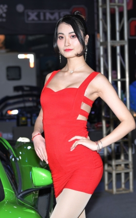 红裙白丝车模