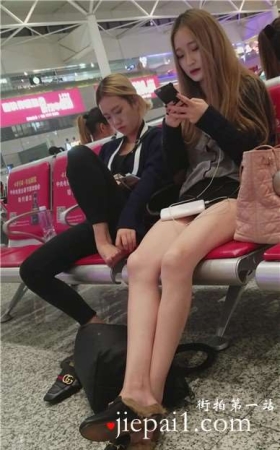 4k-高铁候车室拍摄长腿浓妆小妹妹，身材高挑。