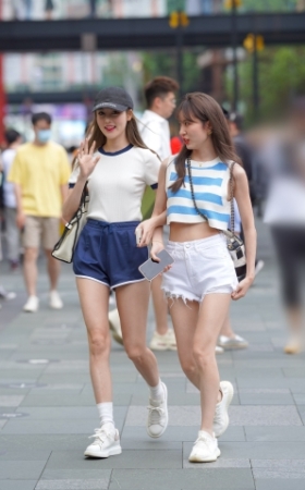 热裤美眉