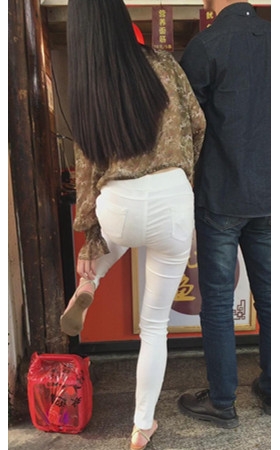 长发白裤美女