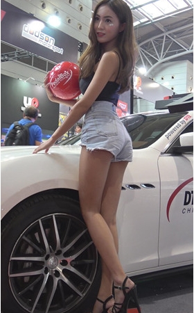热裤小姐姐
