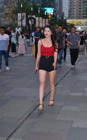 吊带红衣短裤