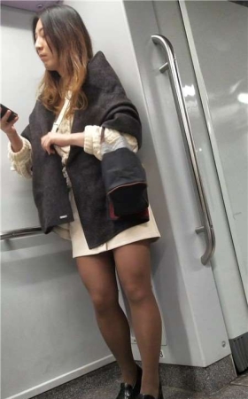 4K - 地铁上拍摄极品性感黑丝美腿气质女神