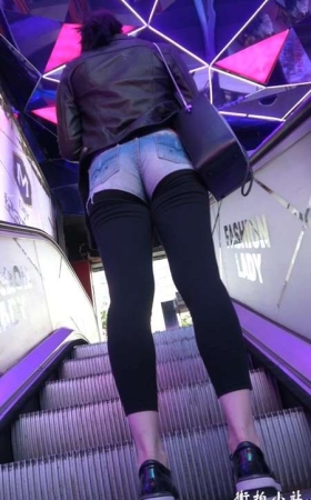 街拍皮衣美女的热裤这样穿 [1.00 GB]