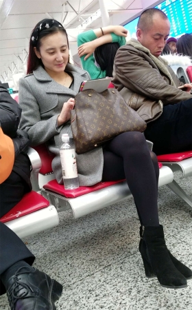 火车站候车的黑丝长发少妇