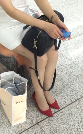 街拍肉丝红高跟MM