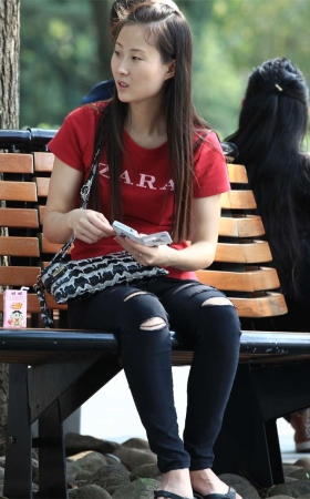 No1242 小媳妇的坡跟人字拖，欲脱未脱