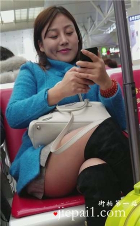 4k-高铁站候车室拍摄微笑甜美的酒窝美女