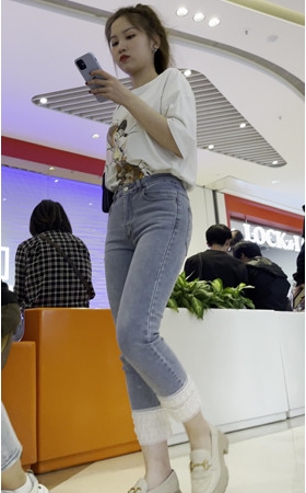 年轻的牛仔小美女