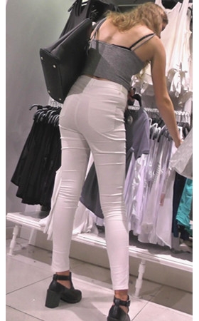 商场里的白裤紧身国外美女
