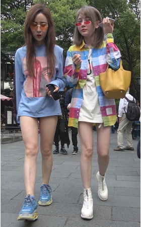 两个漂亮又时尚小姐姐