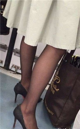 短发美女地铁上聊微信很投入