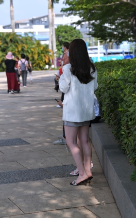 黑白装美女