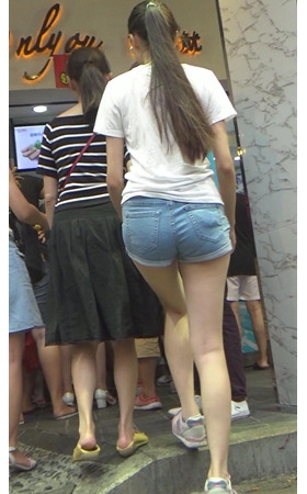 长腿牛仔短裤妹子