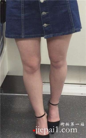 地铁偶遇大红唇美女，超文静甜美。