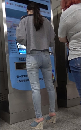 车站偶遇牛仔裤妹子