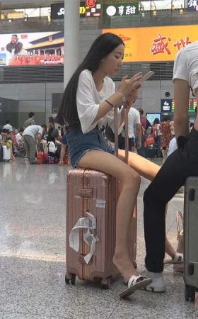 车站坐姿销魂的热裤美女