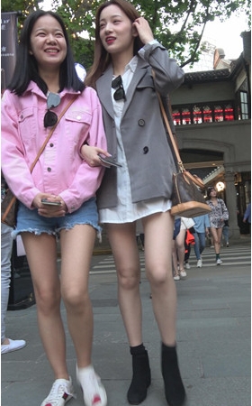 漂亮的白色短裙清纯小姐姐