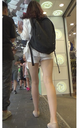 白色短裤长腿小姐姐