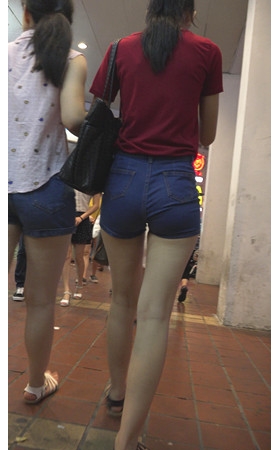 牛仔短裤妹子