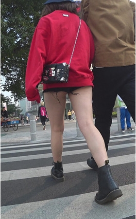 红衣黑色热裤美女
