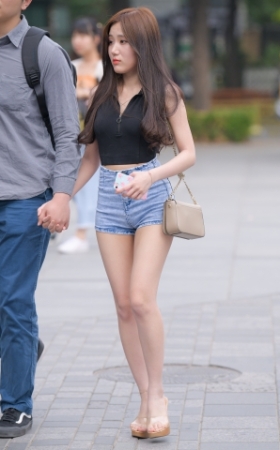 高跟热裤美女